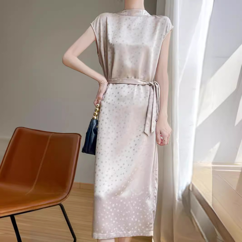 Új női szatén ruha, acetát anyagú, pöttyös mintával, vintage inspiráció, elegáns derék, hosszú ruha.