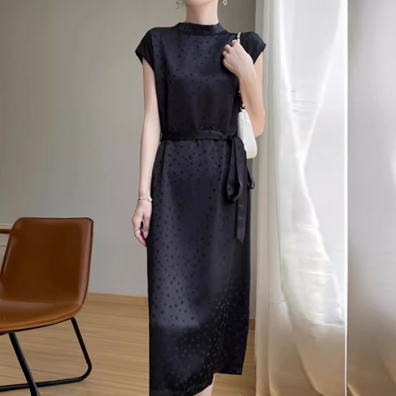 Új női szatén ruha, acetát anyagú, pöttyös mintával, vintage inspiráció, elegáns derék, hosszú ruha.