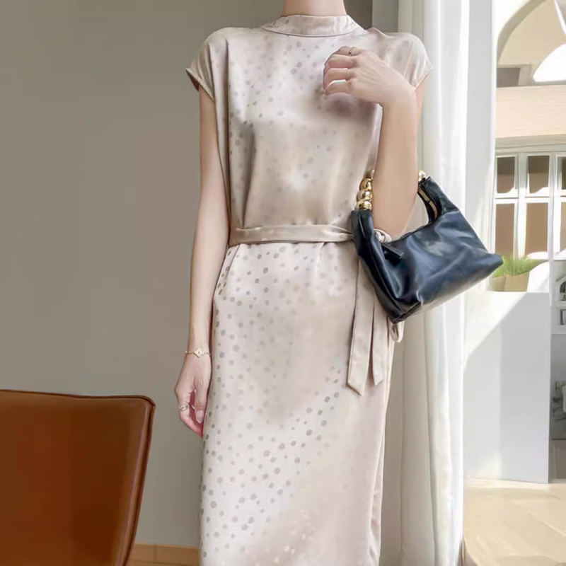 Új női szatén ruha, acetát anyagú, pöttyös mintával, vintage inspiráció, elegáns derék, hosszú ruha.
