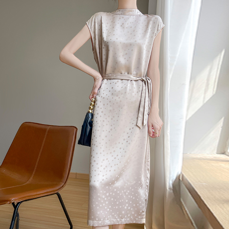 Új női szatén ruha, acetát anyagú, pöttyös mintával, vintage inspiráció, elegáns derék, hosszú ruha.