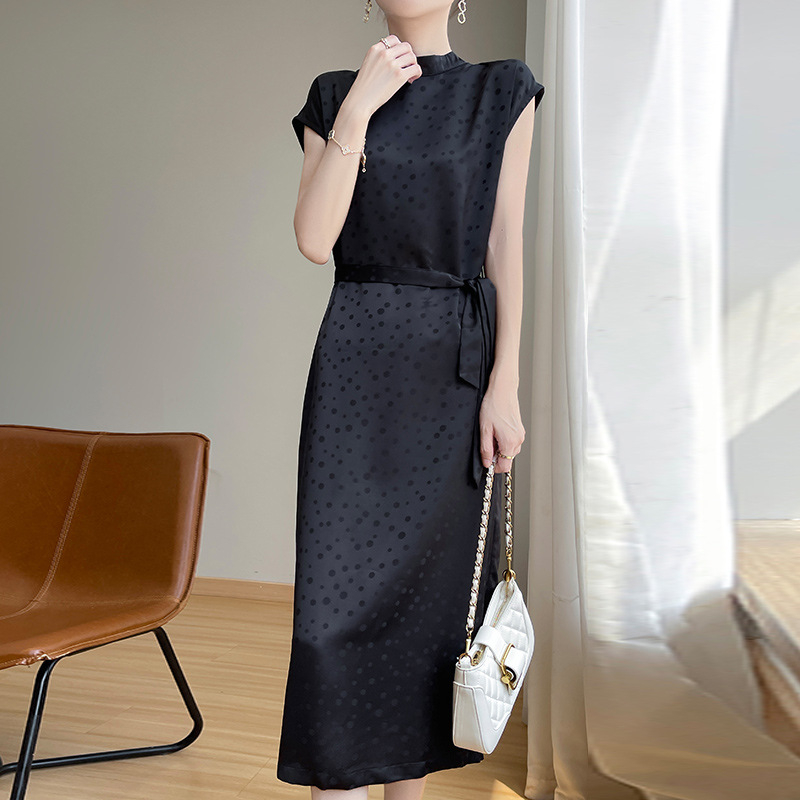 Új női szatén ruha, acetát anyagú, pöttyös mintával, vintage inspiráció, elegáns derék, hosszú ruha.