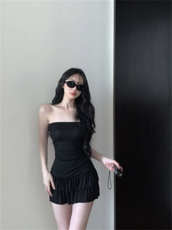 Nyári egyvállas ruha off-shoulder nyakrésszel, karcsúsított szabás, rövid fazon