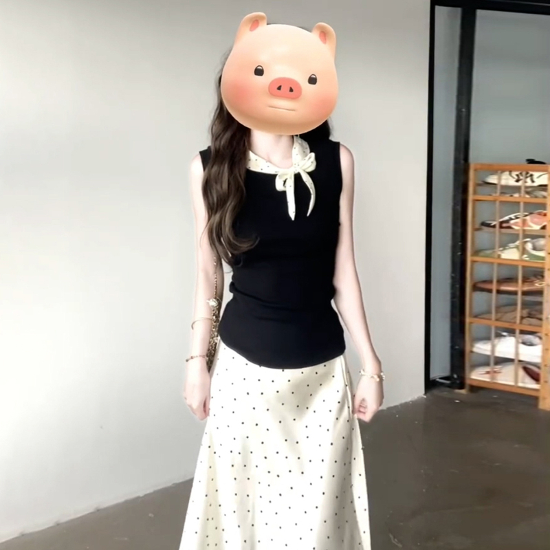 Francia-stílusú ujjatlan felső és hosszú ruha szett nőknek, pöttyös mintával, nyár 2026