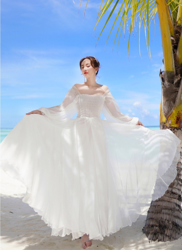 Fehér sifon maxi ruha egy vállú, hosszú ujjú, francia elegáns, friss stílus
