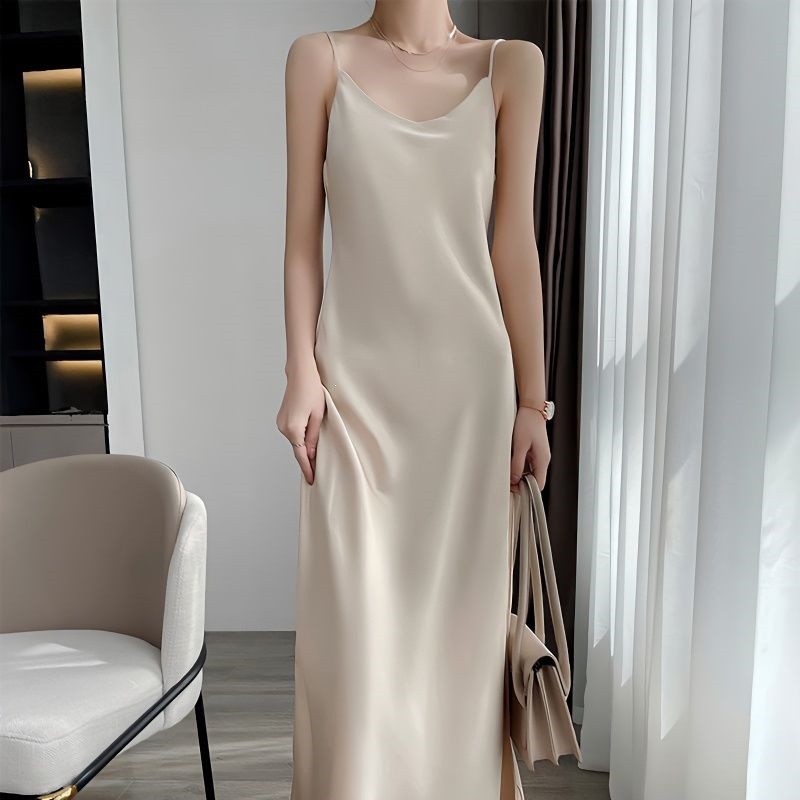 Francia stílusú, ujjatlan spagettipántos midi ruha tüllből, elegáns estélyi ruhához.