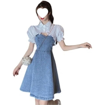 Két darabos nyári szett: puffos ujjú crop top és denim vállpántos ruha