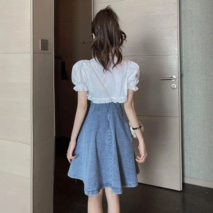 Két darabos nyári szett: puffos ujjú crop top és denim vállpántos ruha