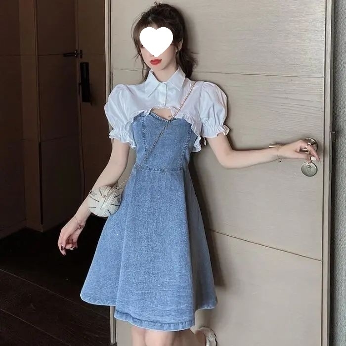 Két darabos nyári szett: puffos ujjú crop top és denim vállpántos ruha