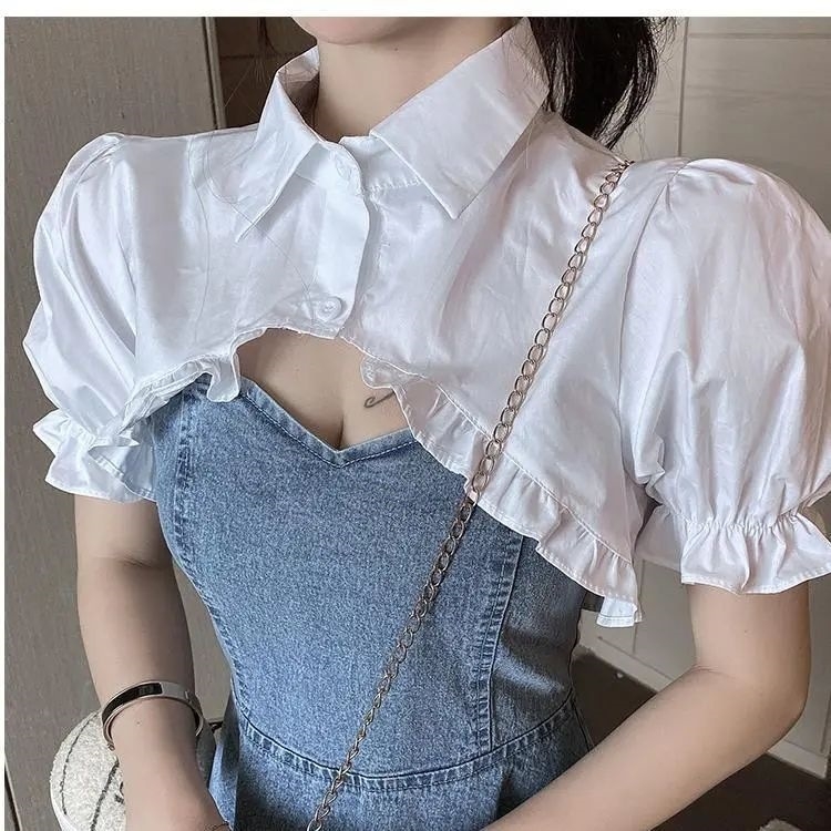 Két darabos nyári szett: puffos ujjú crop top és denim vállpántos ruha