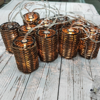 Rattan hengeres lámpabúra világító girlandával és dekoratív gömbökkel, bel- és kültéri használatra