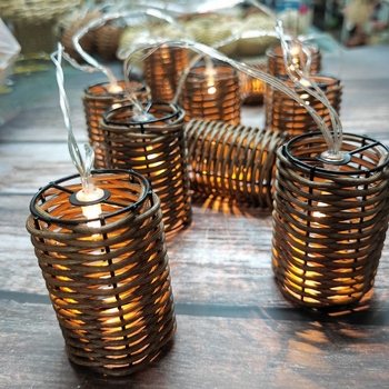 Rattan hengeres lámpabúra világító girlandával és dekoratív gömbökkel, bel- és kültéri használatra