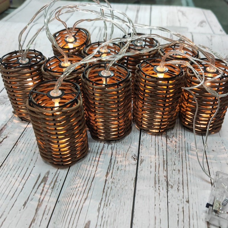 Rattan hengeres lámpabúra világító girlandával és dekoratív gömbökkel, bel- és kültéri használatra