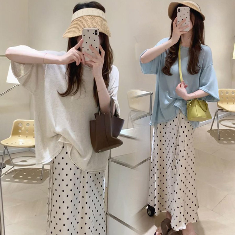 Dvojdielna súprava pre tehotné: pletený top z ľanu v ľadovo tmavomodrom štýle a dlhá saténová bodkovaná sukňa
