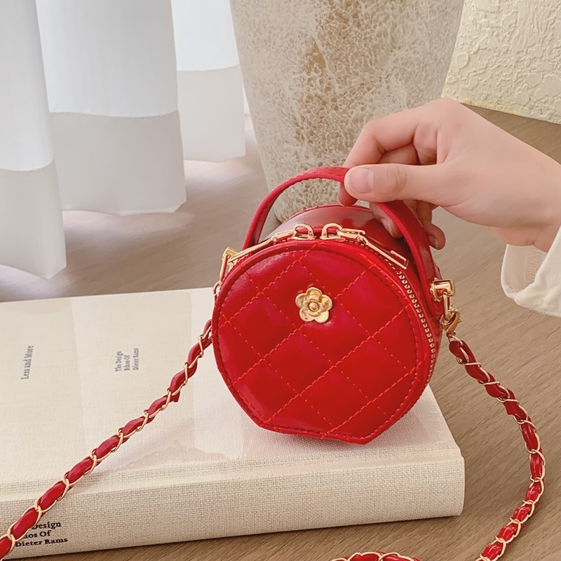 Chanel-stílusú mini gyermek táska, gyémántmintás quiltelés, kör alakú kivitel, vállon átvethető, mini pénztárca