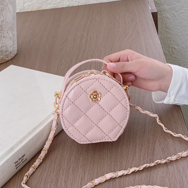 Chanel-stílusú mini gyermek táska, gyémántmintás quiltelés, kör alakú kivitel, vállon átvethető, mini pénztárca