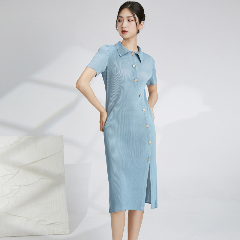 Miyake elegáns ruha gallérral, rövid ujjú, középméretű, plisírozott A-vonal