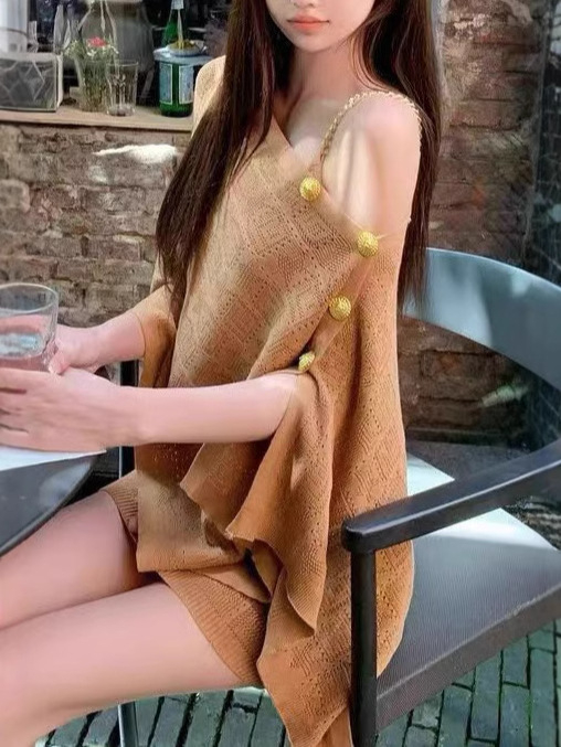 Két darabos készlet: francia stílusú kötött cape és spagetti pántos ruha
