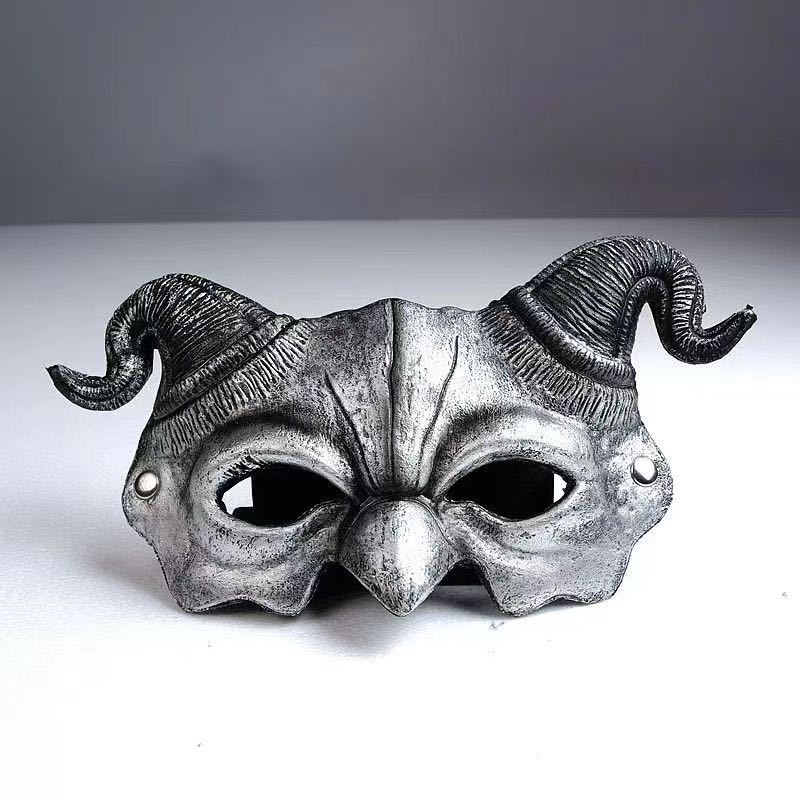 Halloweenska PU penová poltvárová maska so zakrivenými démonickými rohmi a dizajnom lebky pre karnevalovú maškarádu