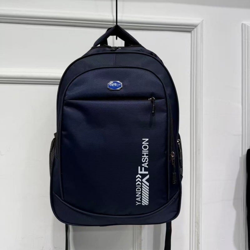 Rucsac universal pentru laptop, aspect stilat și premium, compartiment mare pentru călătorii și școală, compatibil cu laptopuri de până la 15 inch.