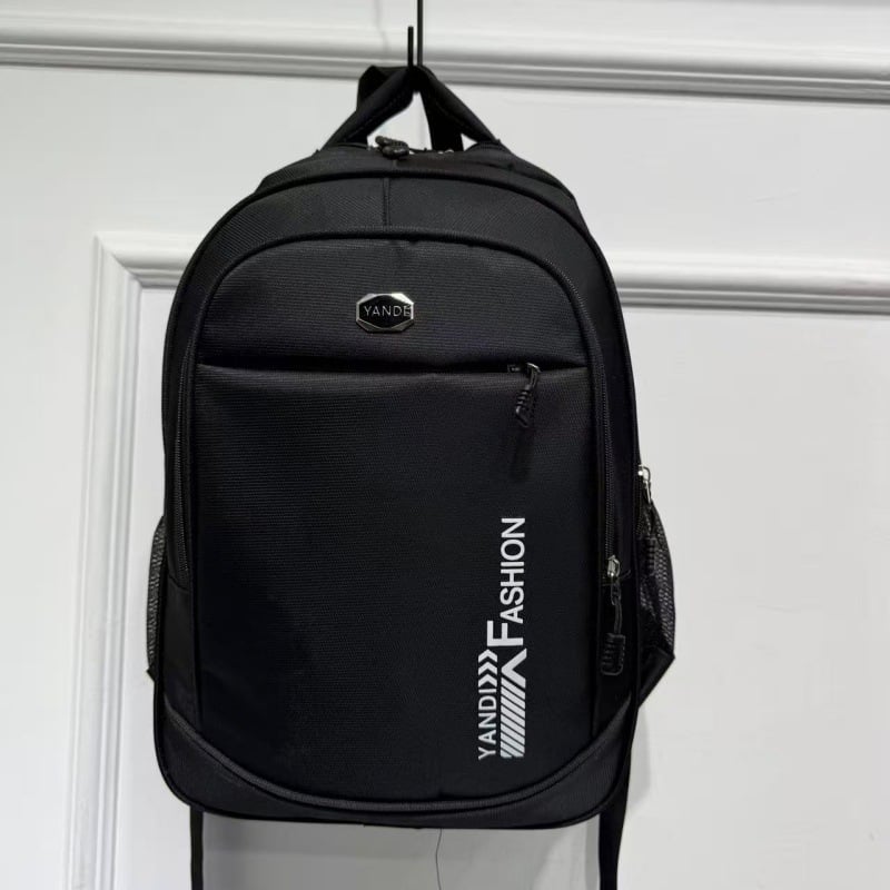 Rucsac universal pentru laptop, aspect stilat și premium, compartiment mare pentru călătorii și școală, compatibil cu laptopuri de până la 15 inch.