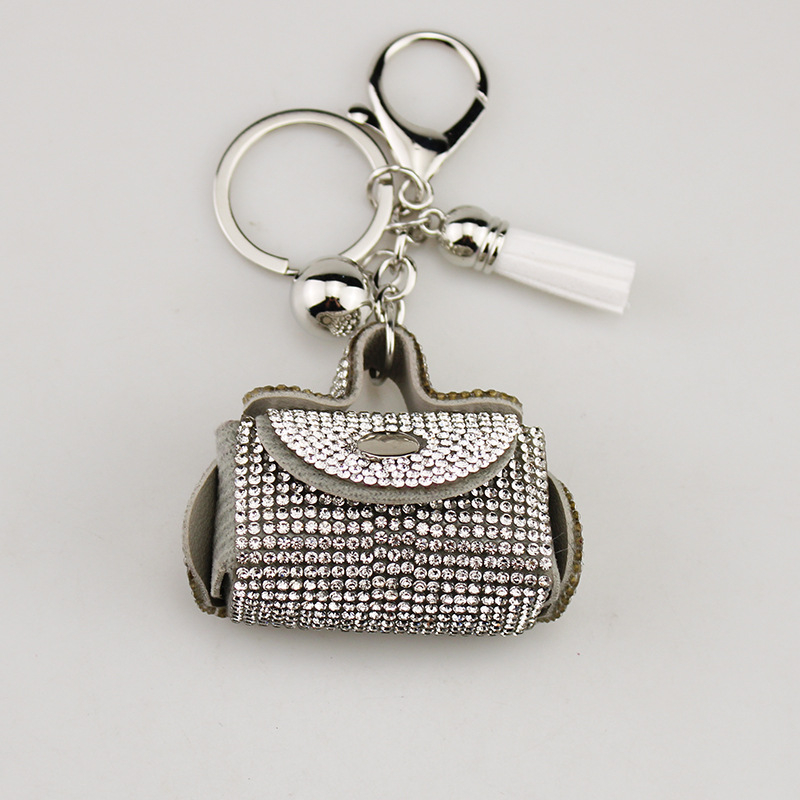 Kristályos bojt táskadísz gyémánt csattal