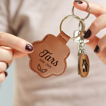 Bőr kulcstartó háziállat szőrének tárolására, kutyapata emlékmedál