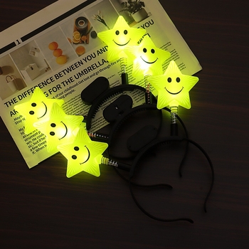 Čelenka Speedy LED s päťcípou hviezdou a úsmevom – rekvizita na povzbudzovanie na koncert