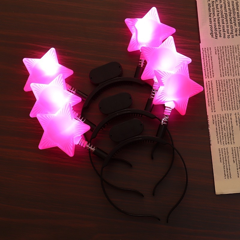 Čelenka Speedy LED s päťcípou hviezdou a úsmevom – rekvizita na povzbudzovanie na koncert