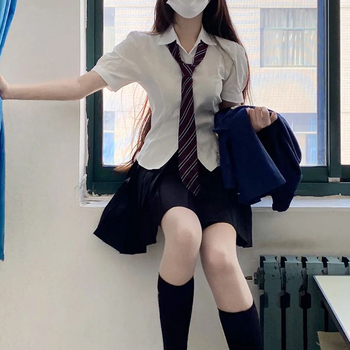 Japán stílusú JK egyenruha: derekat szorító felső és szoknya szett, rövid ujjú, fehér, puffos ujjak, főiskolai stílus inspiráció