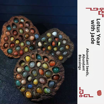 Ornament z lotosu z prírodného achátu a krištáľového štrku s motívom cikády na aranžmány do domácnosti; lotosové semienka symbolizujú šťastie.