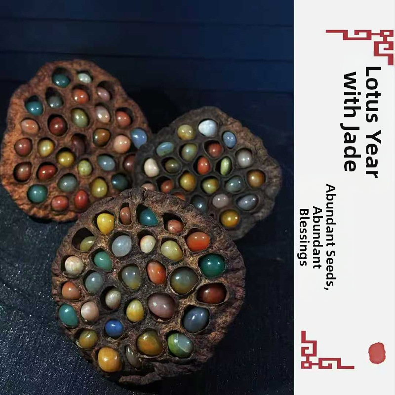 Ornament z lotosu z prírodného achátu a krištáľového štrku s motívom cikády na aranžmány do domácnosti; lotosové semienka symbolizujú šťastie.