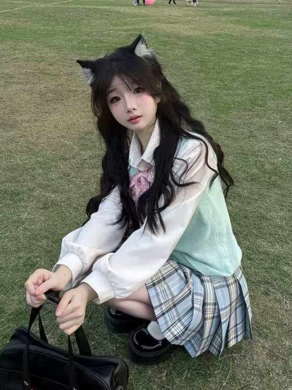 Japán stílusú iskolai együttes: lazán szabott kék kockás szoknya, pulóver-mellény, lányoknak