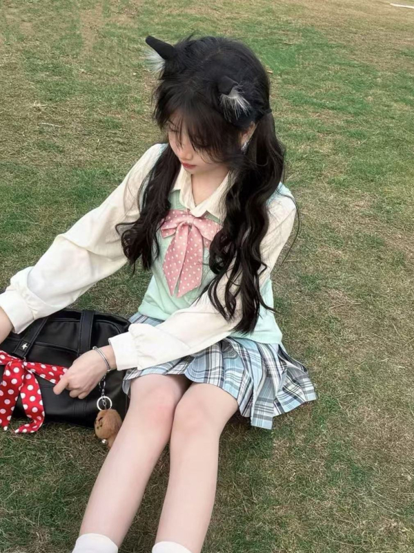 Japán stílusú iskolai együttes: lazán szabott kék kockás szoknya, pulóver-mellény, lányoknak