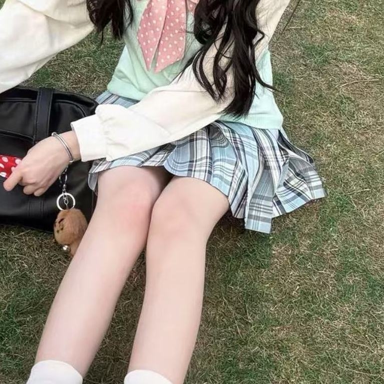 Japán stílusú iskolai együttes: lazán szabott kék kockás szoknya, pulóver-mellény, lányoknak