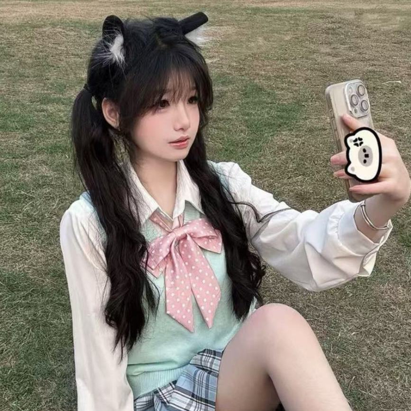 Japán stílusú iskolai együttes: lazán szabott kék kockás szoknya, pulóver-mellény, lányoknak