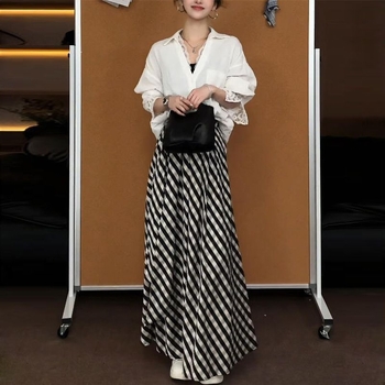Koreai stílusú szett a 2026-os tavasz-nyári szezonra: francia inspirációjú csipével patchwork-ing és kockás miniszoknya.