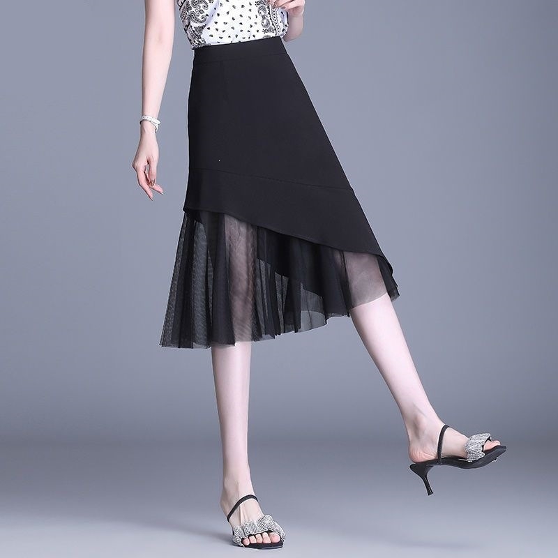 Fekete fishtail szoknya nőknek, középméretű hosszúságú, magas derék, karcsúsító vonal, háló panellel