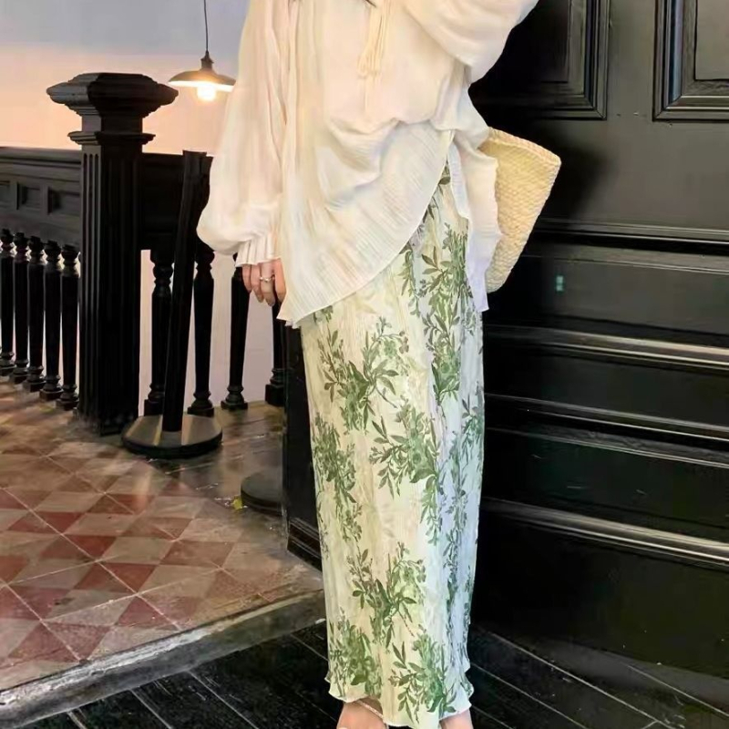 Magas derekú, virágmintás pliszézett midi szoknya oldalsó hasítékkal, elegáns