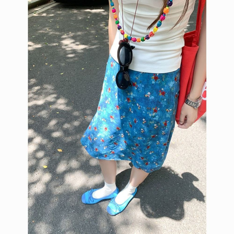 2026 nyár: kék virágos chiffon egyenes midi szoknya, uszonyos szabás, vintage olajfestmény nyomtatás