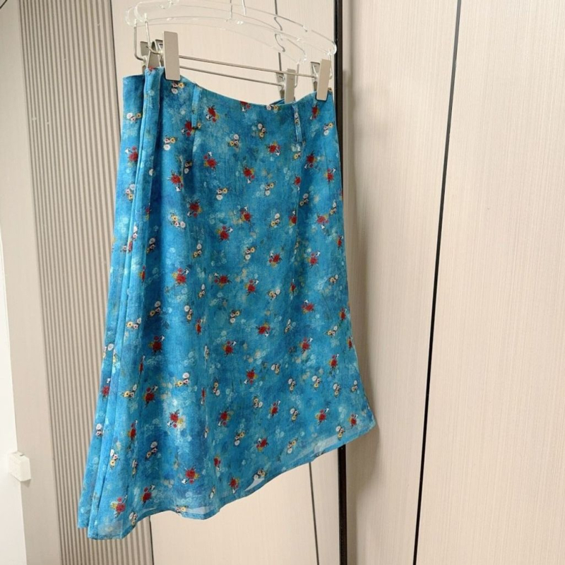 2026 nyár: kék virágos chiffon egyenes midi szoknya, uszonyos szabás, vintage olajfestmény nyomtatás
