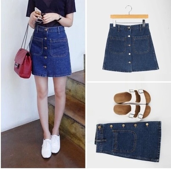 Denim miniszoknya magas derekú, A-vonalú, egy sor gombbal záródó, csípőbarát szabás, nyári, casual stílus.
