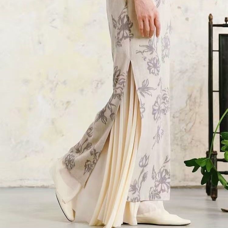 Hosszú cheongsam-stílusú ruha belső béléssel, könnyed és folyékony, rétegzett hálós aljszárny és belső fél-szoknya