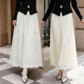 Fehér csipkés pliszírozott midi szoknya chiffon bevonattal, elegáns karcsú vonal, nyár 2026