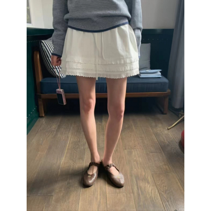 Fehér csipkés A-vonalú pamut szoknya, elasztikus derekú kötővel.