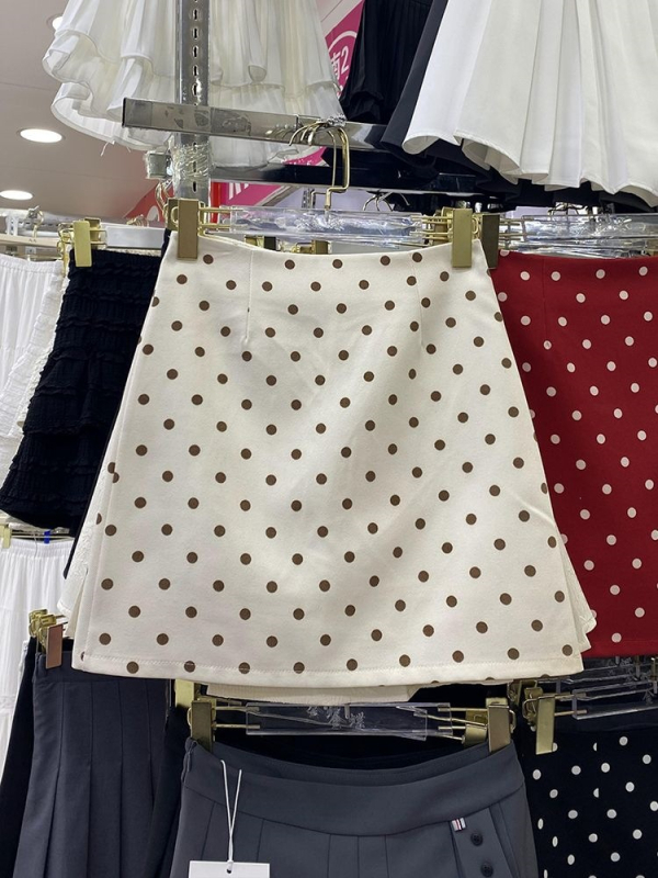Pöttyös rövid szoknya, magas derekú, A-vonalú, nyári darab