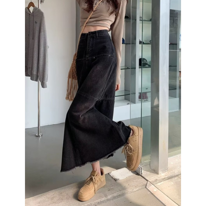 Fishtail denim szoknya, magas derék, A-vonal, midi hosszúságú, fekete