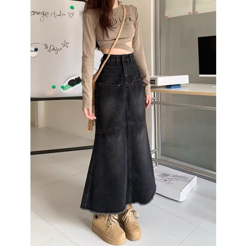 Fishtail denim szoknya, magas derék, A-vonal, midi hosszúságú, fekete