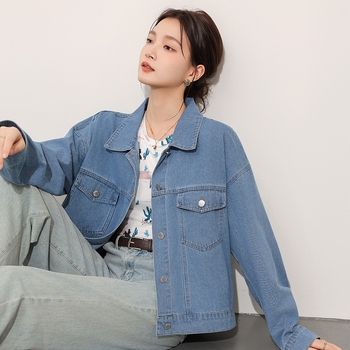 Valós felvétel: női denim dzseki vintage stílusban a korai őszre, színmosott hatás, hétköznapi külső