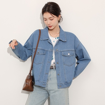 Valós felvétel: női denim dzseki vintage stílusban a korai őszre, színmosott hatás, hétköznapi külső