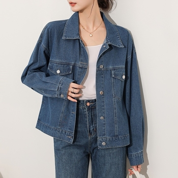 Valós felvétel: női denim dzseki vintage stílusban a korai őszre, színmosott hatás, hétköznapi külső